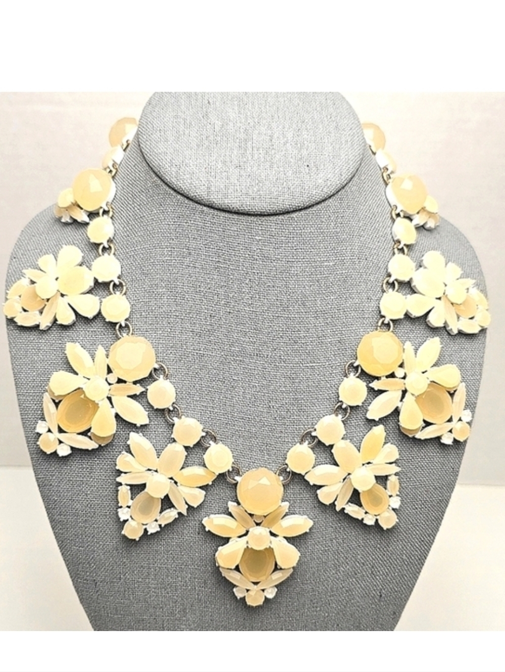 [J. CREW] Cream & White Fan Statement Necklace